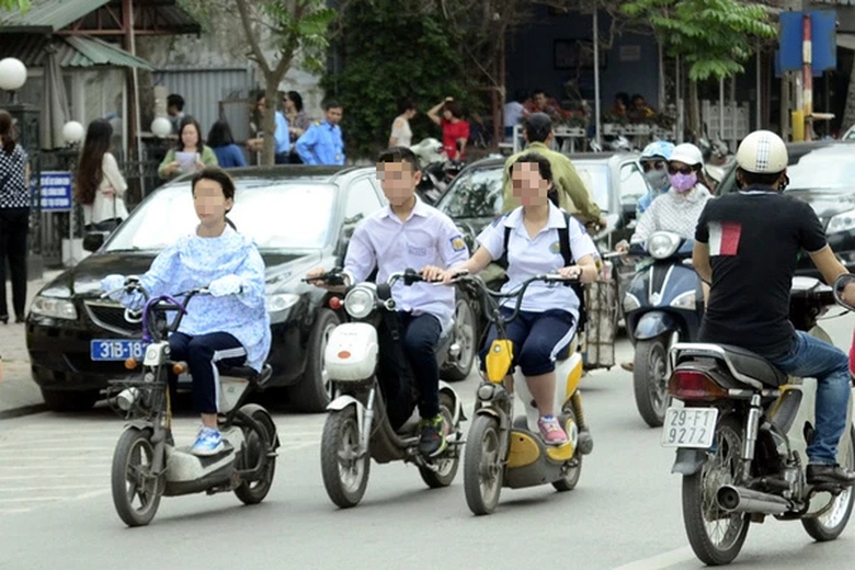 Nam Định: Cấm học sinh điều khiển xe m&aacute;y điện đến trường từ 1/11 - Ảnh 1.