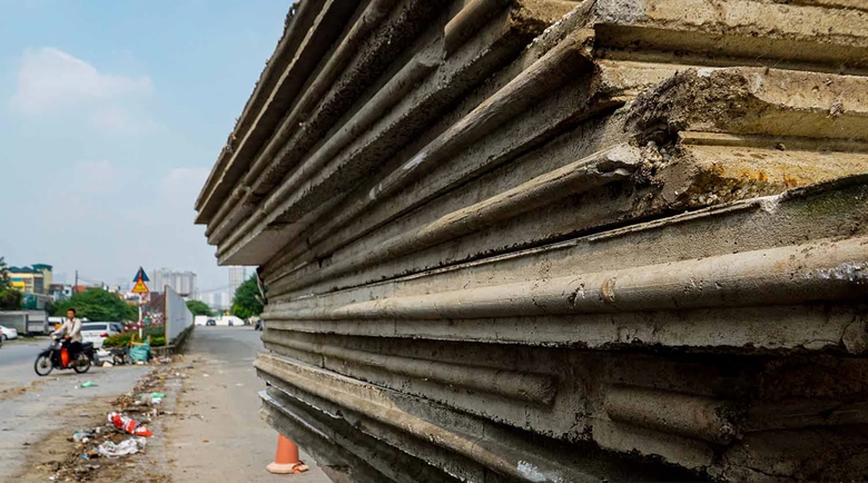 Nhà thầu dỡ tường rào bê tông chặn lối đi của dân trên đường Vành đai 2,5 - Ảnh 1. Nhà thầu dỡ tường rào bê tông chặn lối đi của dân trên đường Vành đai 2,5 - Ảnh 1.