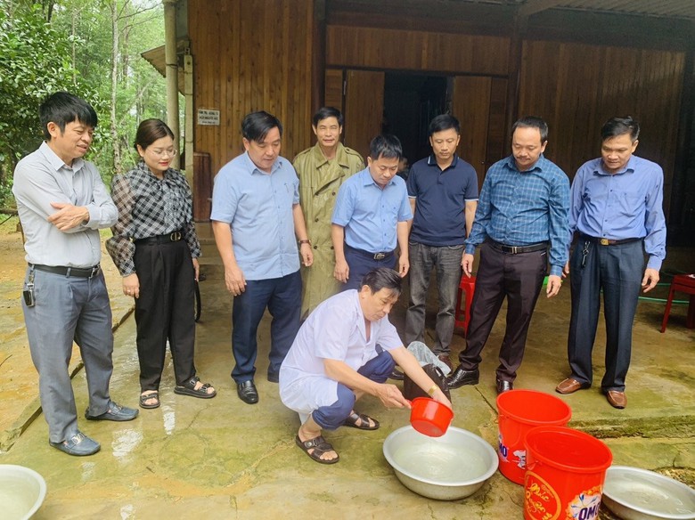 Lực lượng chức năng gi&uacute;p đỡ người d&acirc;n H&agrave; Tĩnh dọn dẹp sau lũ   - Ảnh 4.