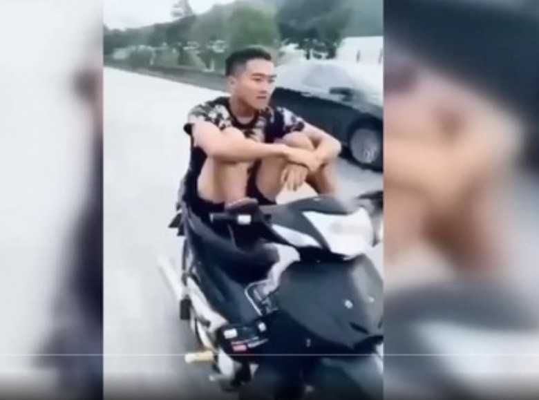Đi xe m&ocirc; t&ocirc; bằng ch&acirc;n tr&ecirc;n quốc lộ, nam thanh ni&ecirc;n bị triệu tập - Ảnh 1.