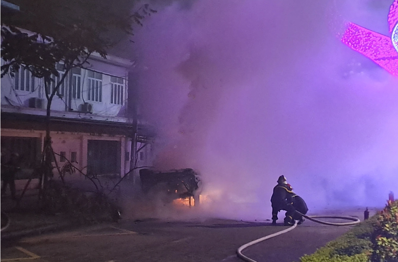 Xe Mercedes chở 6 người t&ocirc;ng b&ugrave;ng binh bốc ch&aacute;y nghi ng&uacute;t - Ảnh 1.