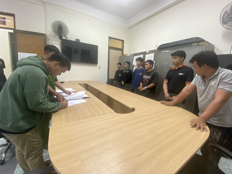 Khởi tố sáu thanh niên đua xe trong khu công nghiệp quay clip đăng lên tiktok - Ảnh 1. Khởi tố sáu thanh niên đua xe trong khu công nghiệp quay clip đăng lên tiktok - Ảnh 1.