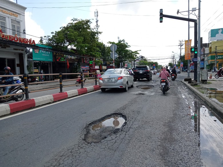 Nhiều ổ voi s&acirc;u hoắm tr&ecirc;n đường trung t&acirc;m Cần Thơ - Ảnh 2.