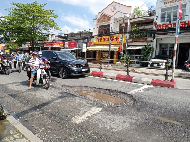 Nhiều ổ voi s&acirc;u hoắm tr&ecirc;n đường trung t&acirc;m Cần Thơ - Ảnh 1.