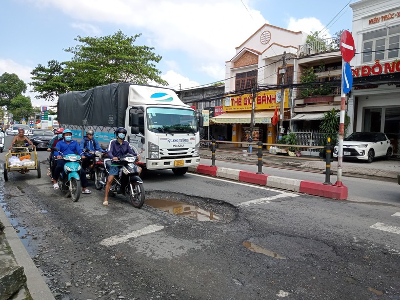 Nhiều ổ voi s&acirc;u hoắm tr&ecirc;n đường trung t&acirc;m Cần Thơ - Ảnh 4.