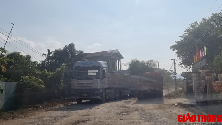 Hoà Bình: Xe tải cỡ lớn cày nát đường dân sinh, vô tư đi vào đường giới hạn 10 tấn - Ảnh 1. Hoà Bình: Xe tải cỡ lớn cày nát đường dân sinh, vô tư đi vào đường giới hạn 10 tấn - Ảnh 1.