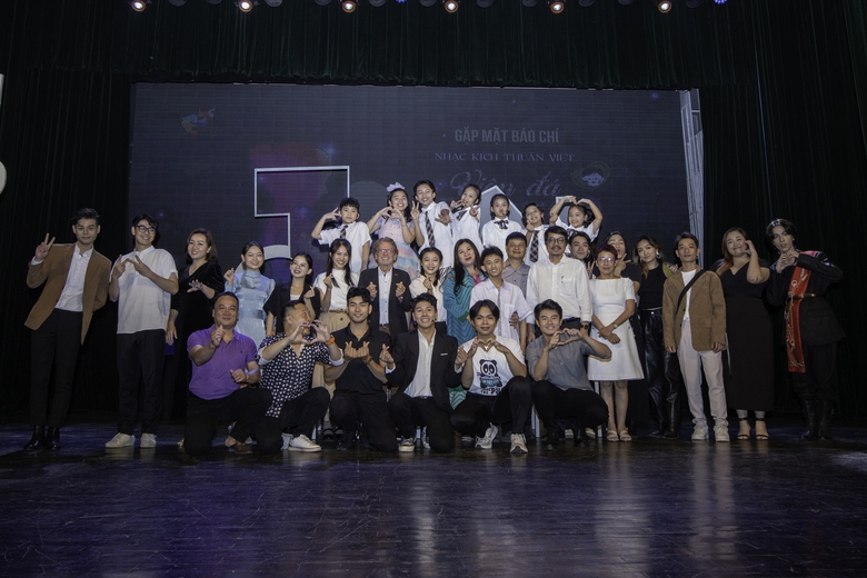 Ph&oacute; gi&aacute;m đốc Nh&agrave; h&aacute;t Tuổi trẻ Cao Ngọc &Aacute;nh: Vi&ecirc;n đ&aacute; ngũ sắc sẽ chạm tới tr&aacute;i tim kh&aacute;n giả - Ảnh 4.