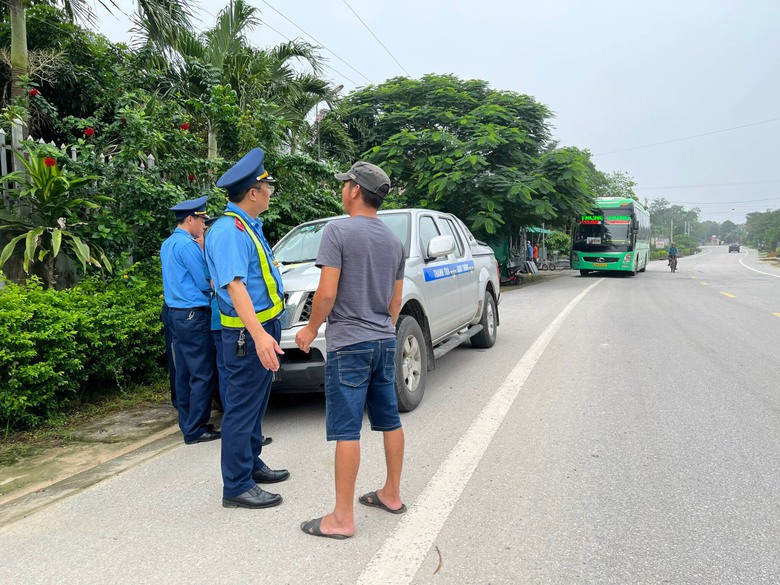 Xe khách chạy sai hành trình bị tước phù hiệu, xử phạt - Ảnh 1. Xe khách chạy sai hành trình bị tước phù hiệu, xử phạt - Ảnh 1.