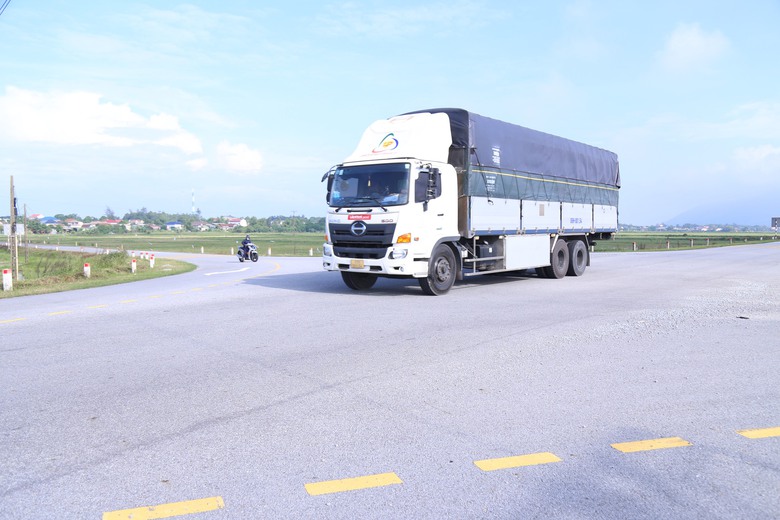 Tiềm ẩn TNGT tại ng&atilde; 4 đường ven biển đoạn qua H&agrave; Tĩnh - Ảnh 2.