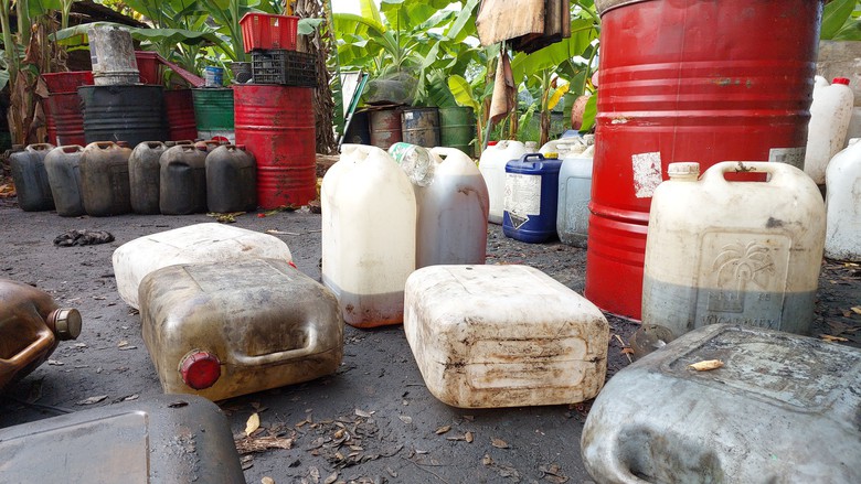 B&atilde;i nhớt thải lẫn lộn dầu ăn đ&atilde; qua sử dụng tập kết trong khu d&acirc;n cư - Ảnh 3.