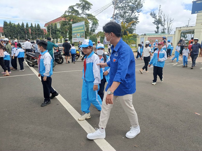 L&acirc;m Đồng: Bảo đảm an to&agrave;n giao th&ocirc;ng cho học sinh từ cổng trường - Ảnh 1.