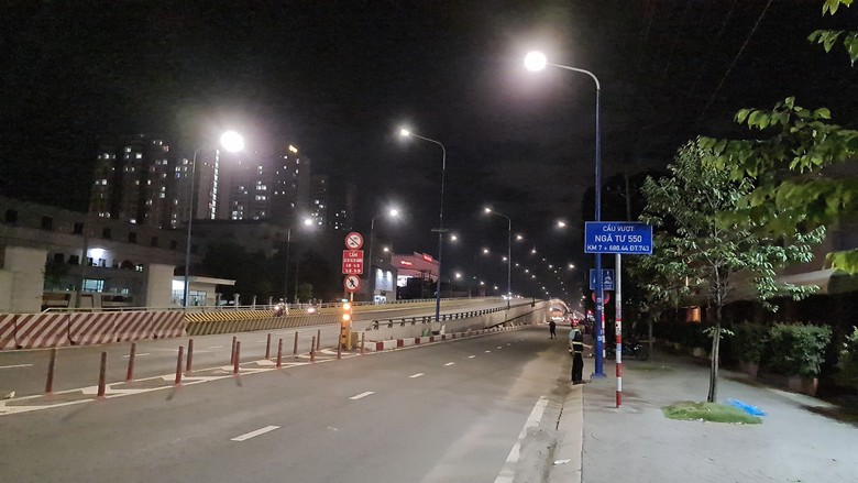 Biển báo “độc lạ Bình Dương” khiến người dân ngơ ngác - Ảnh 2. Biển báo “độc lạ Bình Dương” khiến người dân ngơ ngác - Ảnh 2.