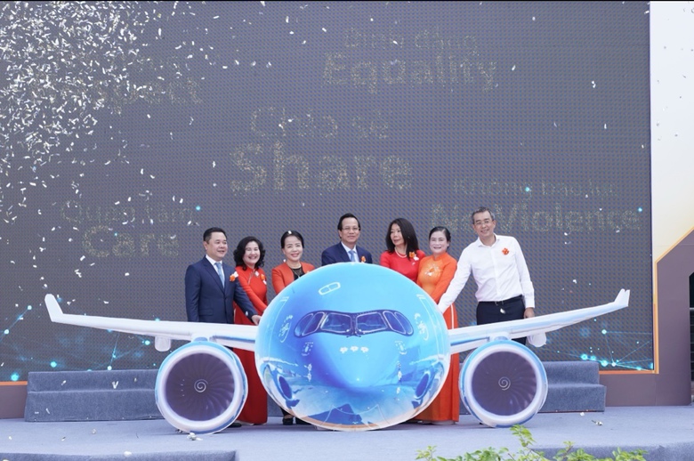 Vietnam Airlines "t&ocirc; cam bầu trời" v&igrave; b&igrave;nh đẳng giới - Ảnh 2.