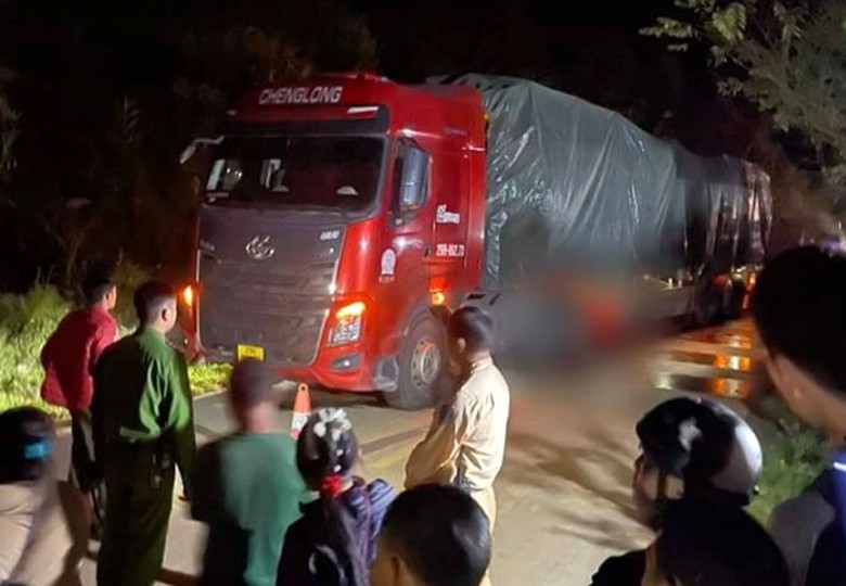 Hiện trường vụ TNGT khiến t&agrave;i xế m&ocirc; t&ocirc; tử vong tại chỗ.