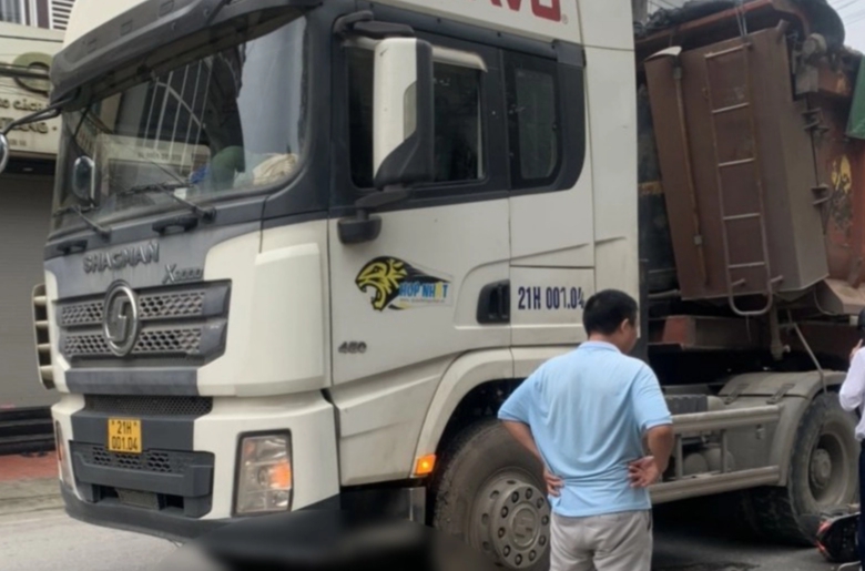 Y&ecirc;n B&aacute;i: Va chạm với xe m&ocirc; t&ocirc; rồi ng&atilde; ra đường, ph&oacute; hiệu trưởng bị &ocirc; t&ocirc; c&aacute;n tử vong   - Ảnh 1.