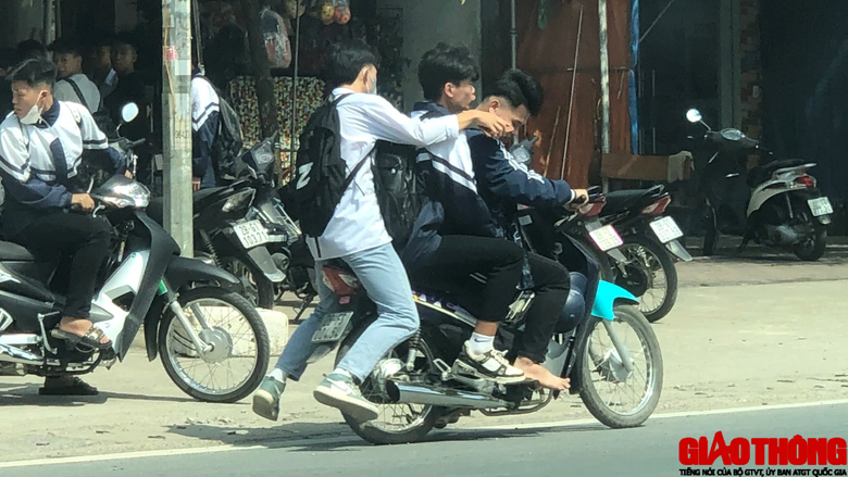 Học sinh n&oacute;i kh&ocirc;ng với mũ bảo hiểm, v&ocirc; tư điều khiển xe m&aacute;y tr&ecirc;n 50cm3 đến trường - Ảnh 3.