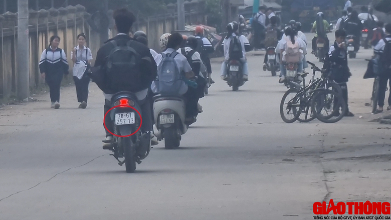 Học sinh n&oacute;i kh&ocirc;ng với mũ bảo hiểm, đi xe m&ocirc; t&ocirc; tr&ecirc;n 50cm3 đến trường - Ảnh 3.