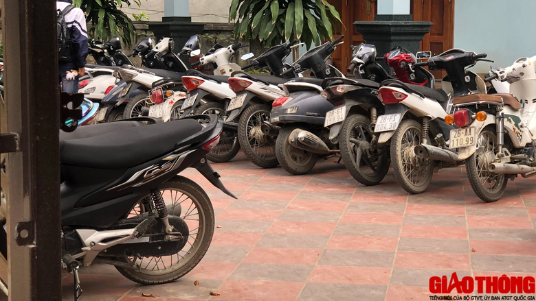 Học sinh n&oacute;i kh&ocirc;ng với mũ bảo hiểm, đi xe m&ocirc; t&ocirc; tr&ecirc;n 50cm3 đến trường - Ảnh 4.