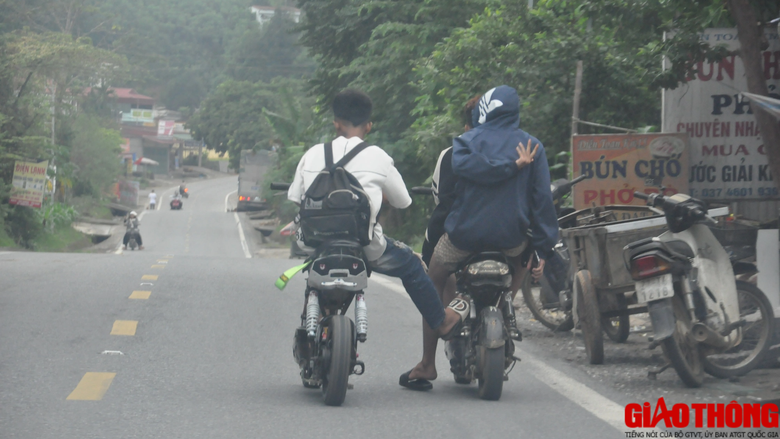 Học sinh n&oacute;i kh&ocirc;ng với mũ bảo hiểm, đi xe m&ocirc; t&ocirc; tr&ecirc;n 50cm3 đến trường - Ảnh 5.