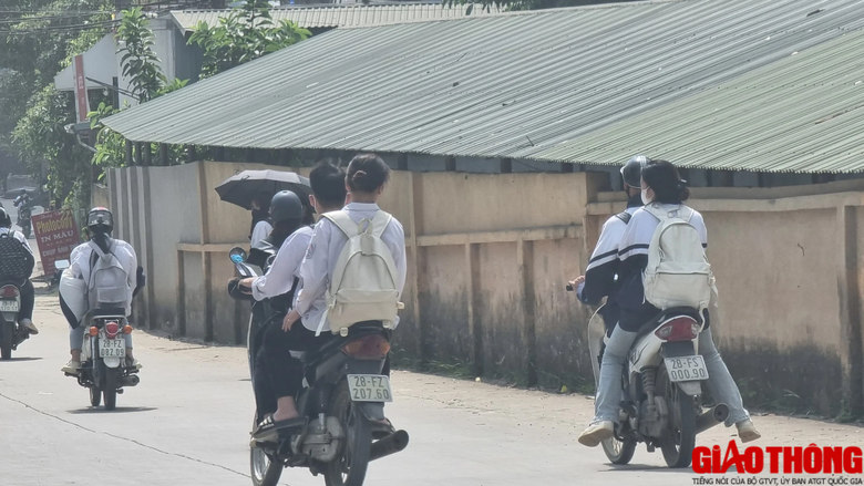 Học sinh n&oacute;i kh&ocirc;ng với mũ bảo hiểm, đi xe m&ocirc; t&ocirc; tr&ecirc;n 50cm3 đến trường - Ảnh 7.