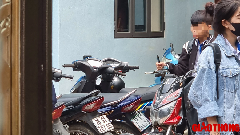 Học sinh n&oacute;i kh&ocirc;ng với mũ bảo hiểm, đi xe m&ocirc; t&ocirc; tr&ecirc;n 50cm3 đến trường - Ảnh 8.