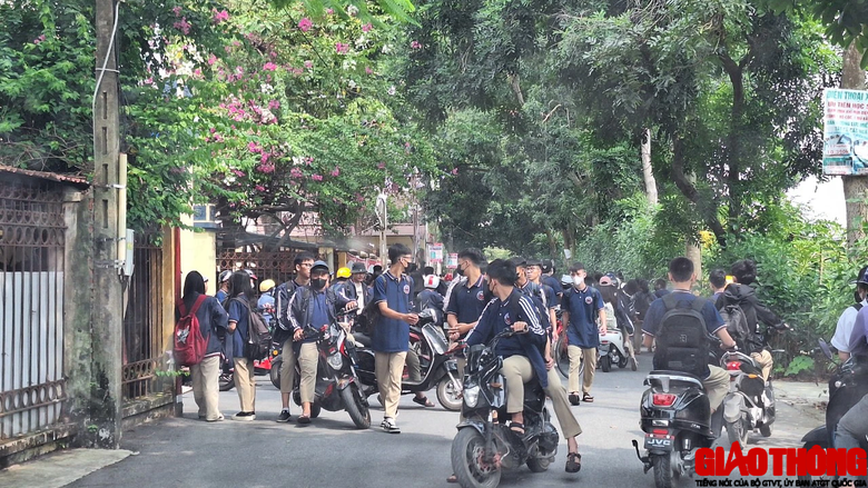 Học sinh n&oacute;i kh&ocirc;ng với mũ bảo hiểm, v&ocirc; tư điều khiển xe m&ocirc; t&ocirc; tr&ecirc;n 50cm3 đến trường - Ảnh 17.