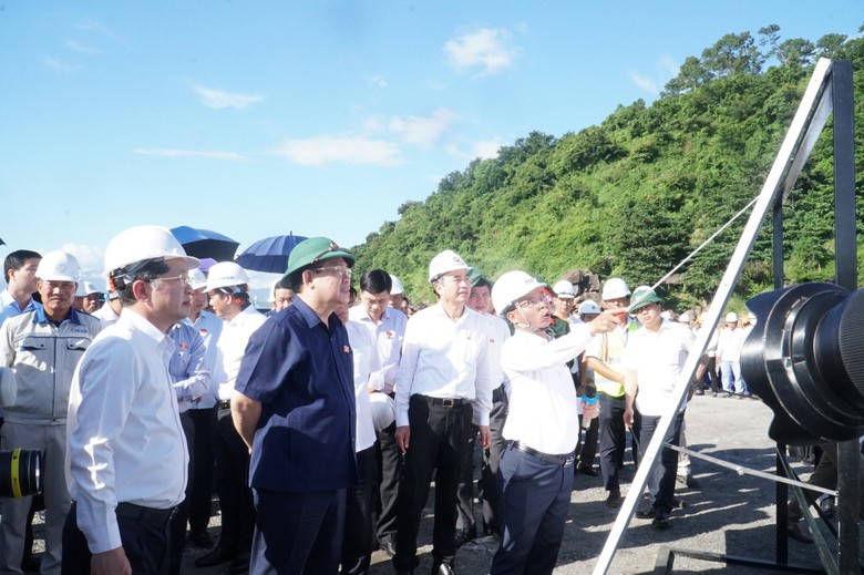 Chủ tịch Quốc hội tặng qu&agrave; c&ocirc;ng nh&acirc;n thi c&ocirc;ng dự &aacute;n cảng Li&ecirc;n Chiểu - Ảnh 1.