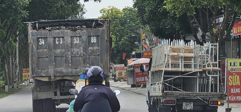 Hải Dương: Xe nghi qu&aacute; tải quần thảo đường nội đ&ocirc; v&agrave; đường tỉnh 391 - Ảnh 2.