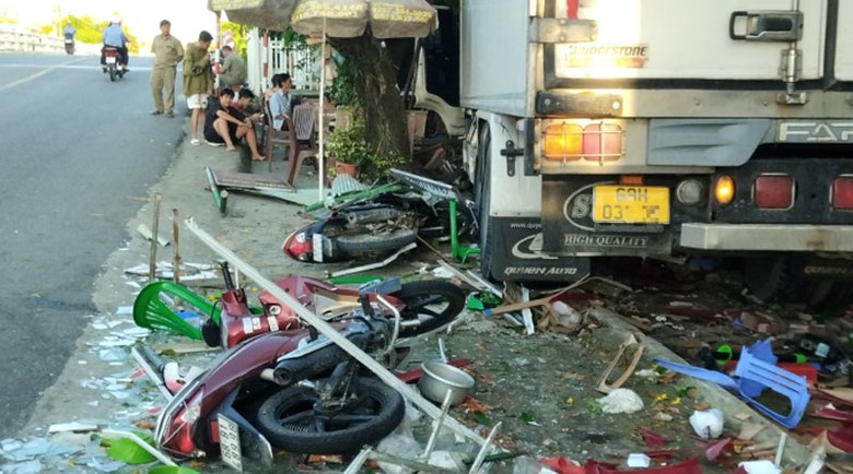 Hiện trường vụ t&agrave;i xế &ocirc; t&ocirc; tải ngủ gật, mất l&aacute;i đ&acirc;m v&agrave;o nh&agrave; d&acirc;n khiến một phụ nữ tử vong.