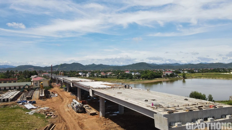 90 ngày đêm đẩy nhanh thi công các hạng mục cao tốc đoạn qua Quảng Bình - Ảnh 3. 90 ngày đêm đẩy nhanh thi công các hạng mục cao tốc đoạn qua Quảng Bình - Ảnh 3.