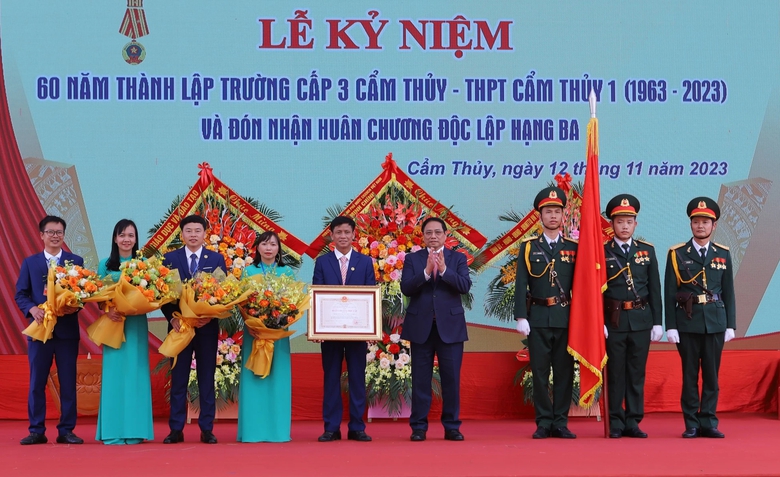 Thủ tướng Ch&iacute;nh phủ dự v&agrave; trao Hu&acirc;n chương Độc lập hạng Ba cho Trường THPT Cẩm Thuỷ 1 - Ảnh 3.
