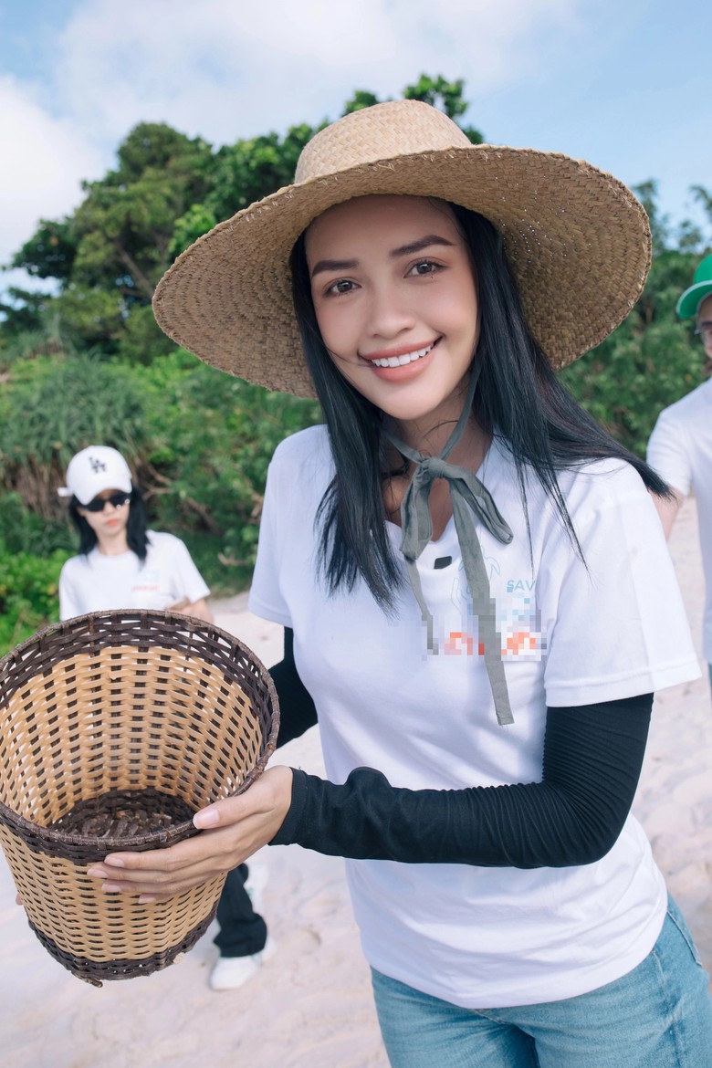 Hoa hậu Ngọc Ch&acirc;u x&uacute;c động khi thả r&ugrave;a con về với biển - Ảnh 1.