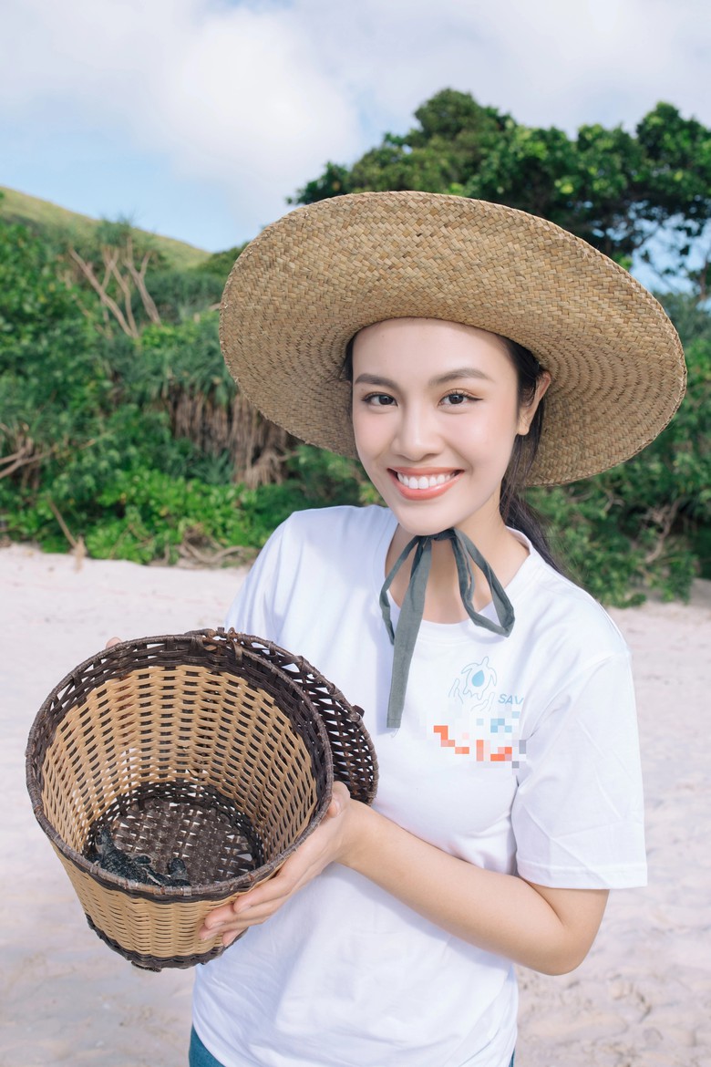 Hoa hậu Ngọc Ch&acirc;u x&uacute;c động khi thả r&ugrave;a con về với biển - Ảnh 2.