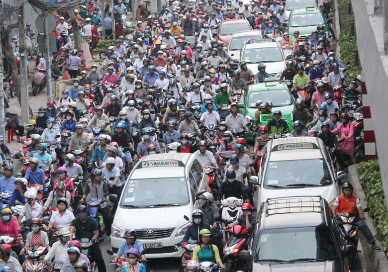 Nhiều địa phương "ra qu&acirc;n" kiểm so&aacute;t kh&iacute; thải giao th&ocirc;ng vận tải - Ảnh 1.