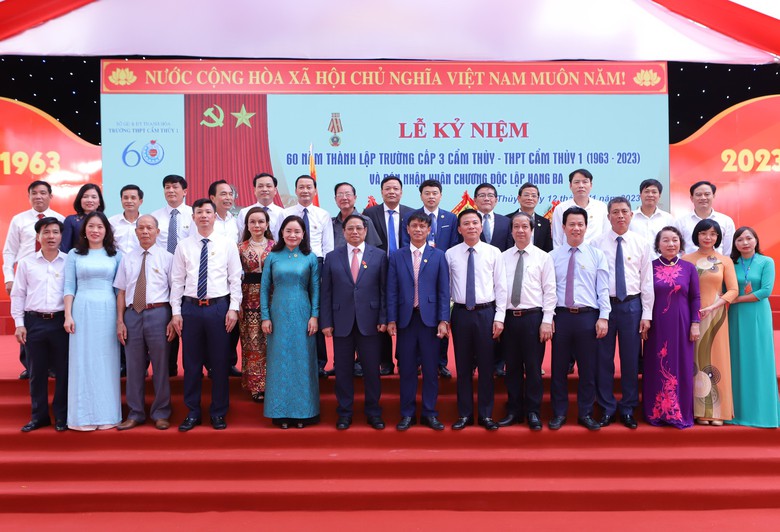 Thủ tướng Ch&iacute;nh phủ dự v&agrave; trao Hu&acirc;n chương Độc lập hạng Ba cho Trường THPT Cẩm Thuỷ 1 - Ảnh 6.