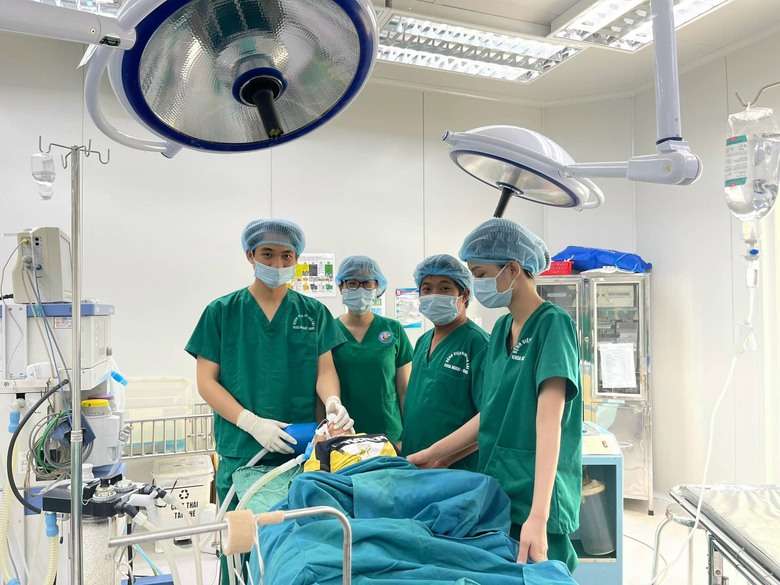 Hi hữu, ph&aacute;t hiện một trẻ mọc răng trong khoang mũi - Ảnh 1.