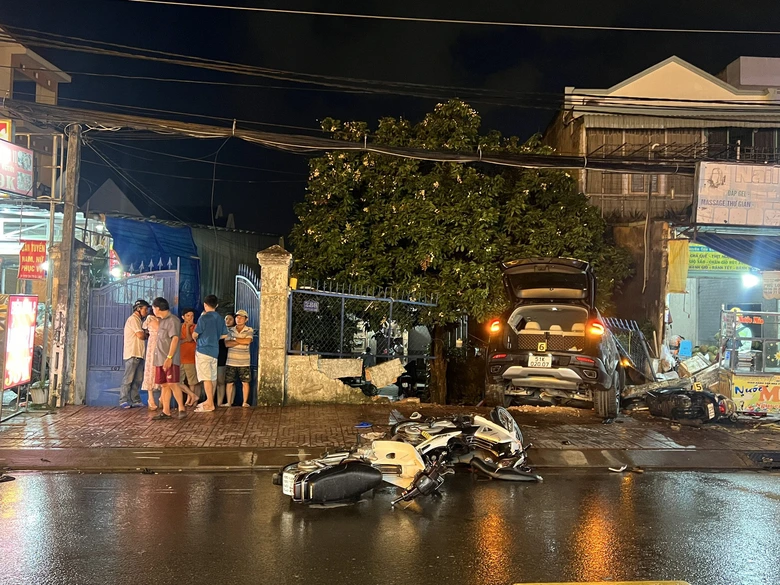 Vụ &ocirc; t&ocirc; t&ocirc;ng li&ecirc;n ho&agrave;n rồi lao v&agrave;o nh&agrave; d&acirc;n, t&agrave;i xế vi phạm nồng độ cồn - Ảnh 1.