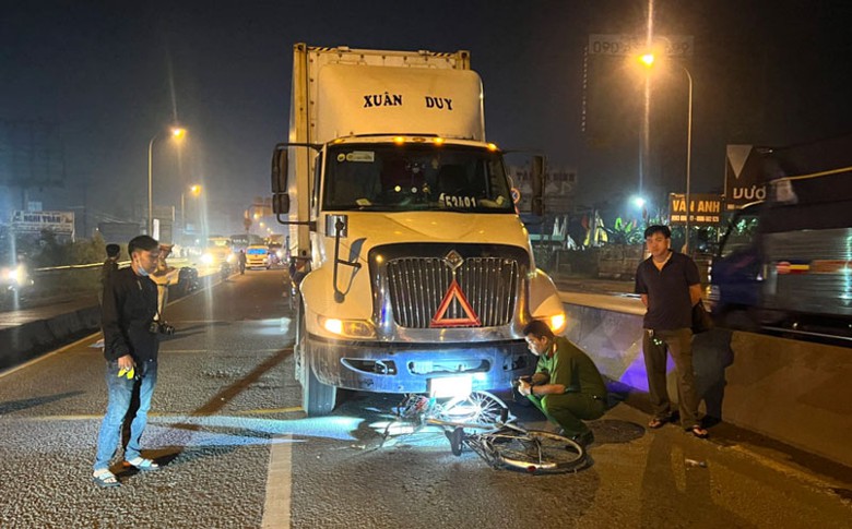 Cảnh s&aacute;t kh&aacute;m nghiệm hiện trường vụ tai nạn.
