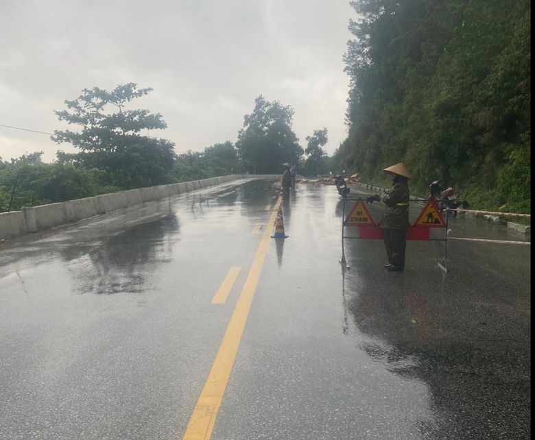 Mưa lớn, đất đ&aacute; rơi xuống QL 8A, giao th&ocirc;ng bị cản trở - Ảnh 2.