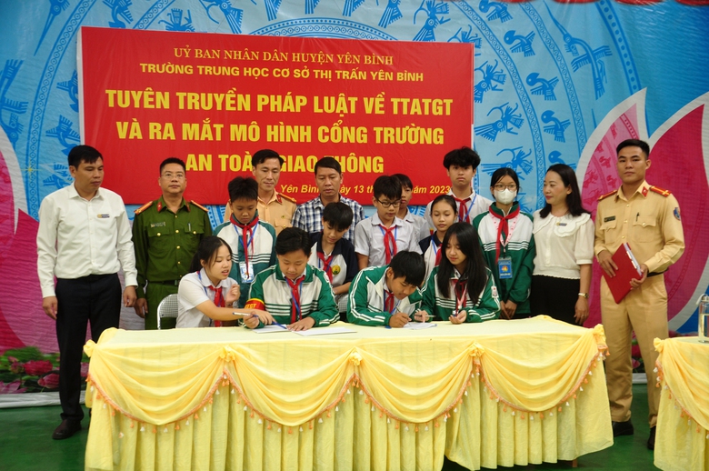 Cổng trường an to&agrave;n giao th&ocirc;ng m&ocirc; h&igrave;nh nhỏ, &yacute; nghĩa lớn ở Y&ecirc;n B&aacute;i   - Ảnh 2.