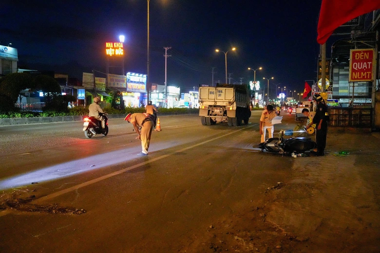 Va chạm với xe tải tr&ecirc;n QL51 một c&ocirc; g&aacute;i 18 tuổi tử vong - Ảnh 1.