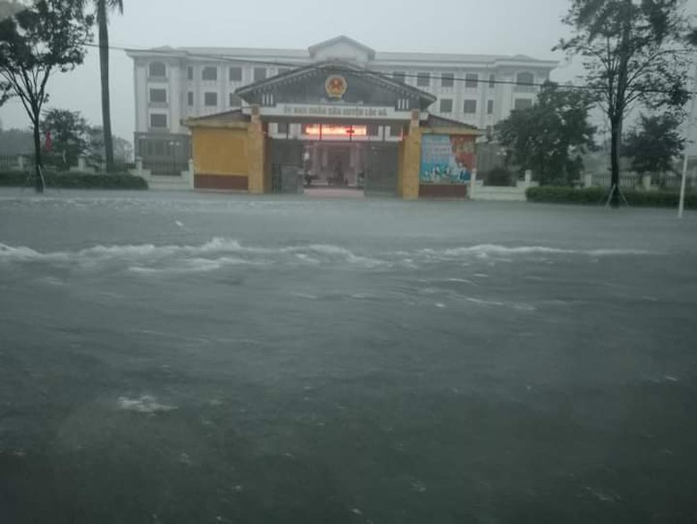 Quốc lộ 1A qua H&agrave; Tĩnh ngập s&acirc;u, nhiều tuyến đường bị ch&igrave;m trong biển nước - Ảnh 3.