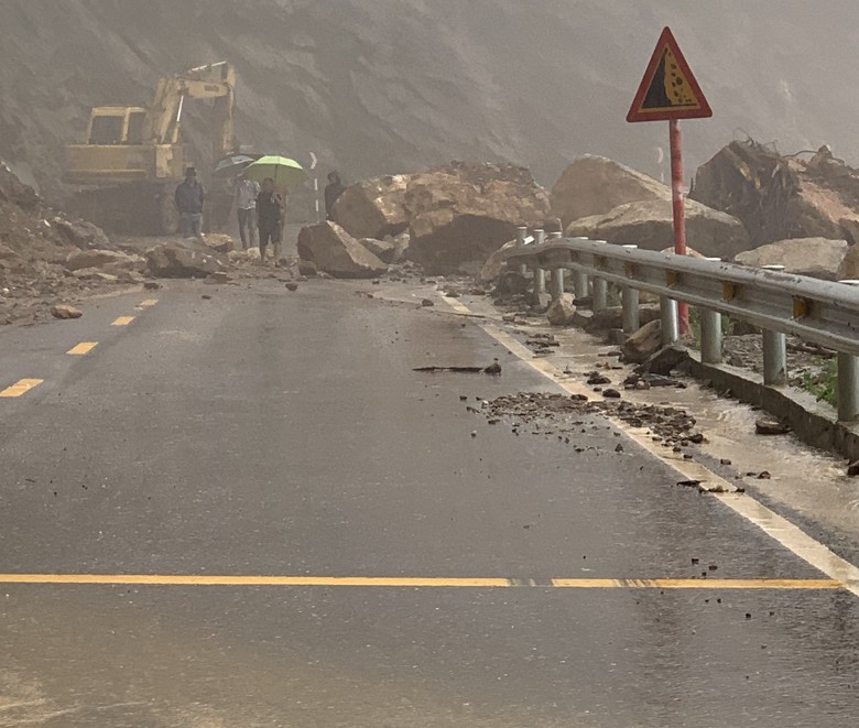 Đường l&ecirc;n Cửa khẩu Cầu Treo sạt lở, cấm đường từ tối nay - Ảnh 1.