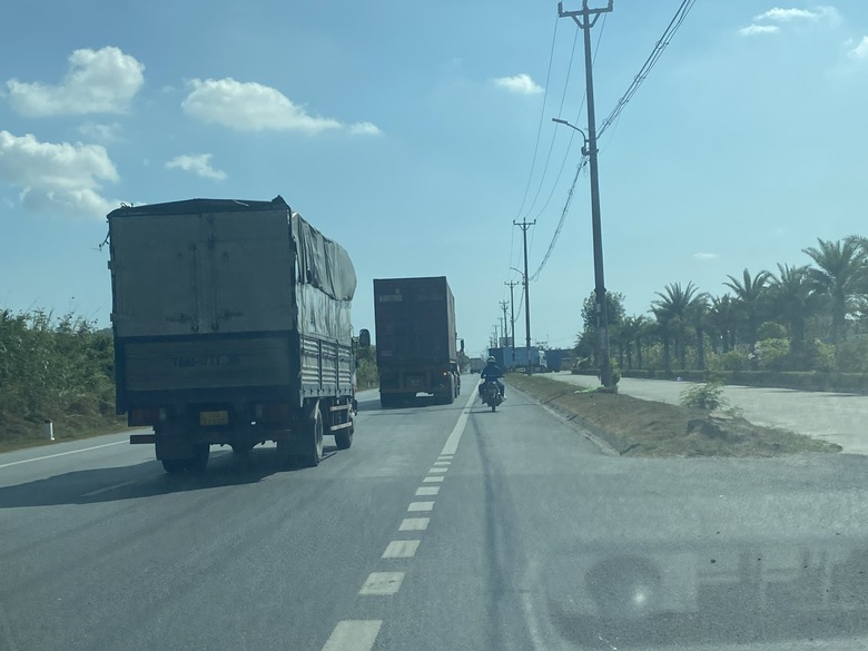 Quảng Ninh: Tỉnh lộ 338 nhỏ, hẹp, xuống cấp, tiềm ẩn nguy cơ mất ATGT - Ảnh 1.