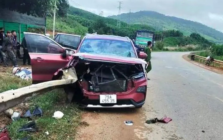 &Ocirc; t&ocirc; t&ocirc;ng v&agrave;o hộ lan ATGT l&agrave;m hai người đ&agrave;n &ocirc;ng tử vong.