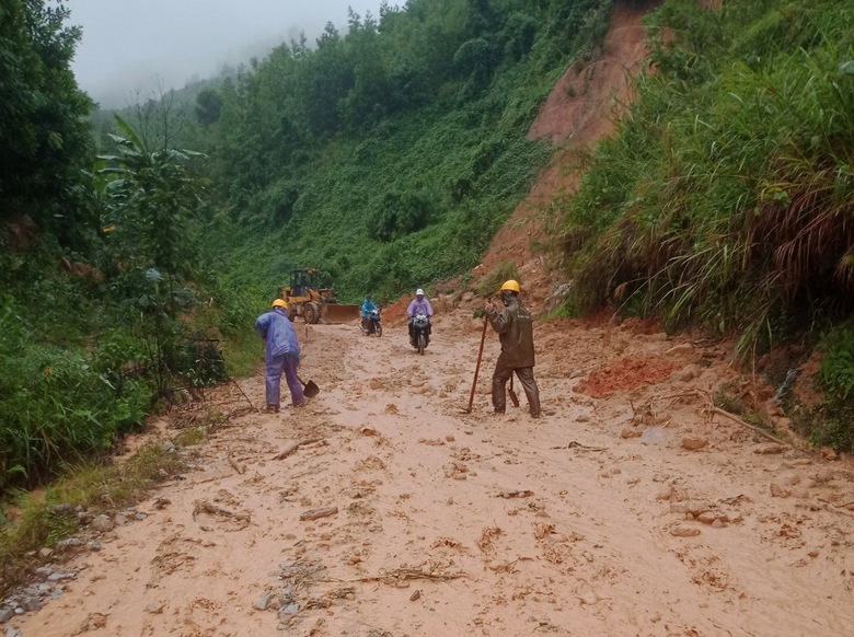 Quảng Ng&atilde;i: Mưa lũ g&acirc;y sạt lở đường, nhiều quốc lộ, tỉnh lộ ngập s&acirc;u giao th&ocirc;ng chia cắt - Ảnh 6.