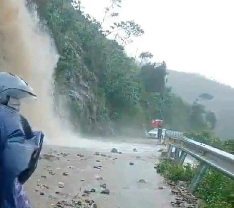 Quảng Ng&atilde;i: Mưa lũ g&acirc;y sạt lở đường, nhiều quốc lộ, tỉnh lộ ngập s&acirc;u giao th&ocirc;ng chia cắt - Ảnh 8.