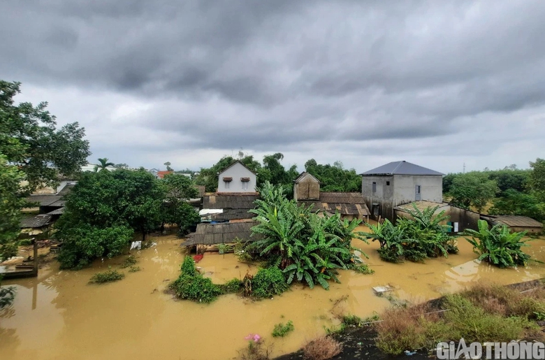 Mưa lớn, nhiều nơi tại Thừa Thi&ecirc;n Huế bị nước lũ bủa v&acirc;y, 2 thuyền vi&ecirc;n được cứu sống - Ảnh 1.