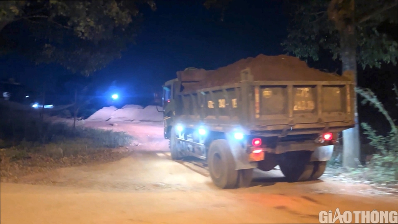 “Đất tặc” lộng hành trong đêm ở Đắk Lắk - Ảnh 5. “Đất tặc” lộng hành trong đêm ở Đắk Lắk - Ảnh 5.