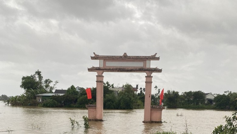 Mưa lớn, h&agrave;ng trăm người d&acirc;n ở Quảng Trị tất tả chạy lụt trong đ&ecirc;m - Ảnh 3.